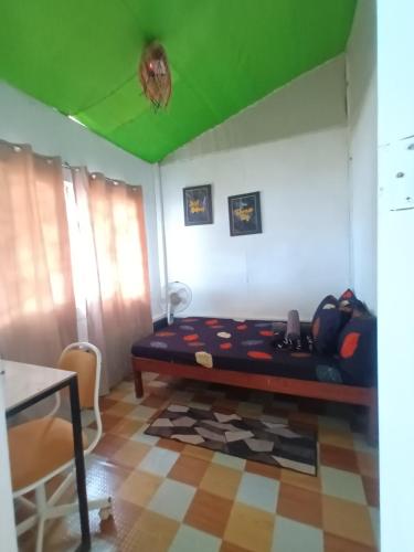 Ruang duduk di Tupi's Beachfront Minihouse