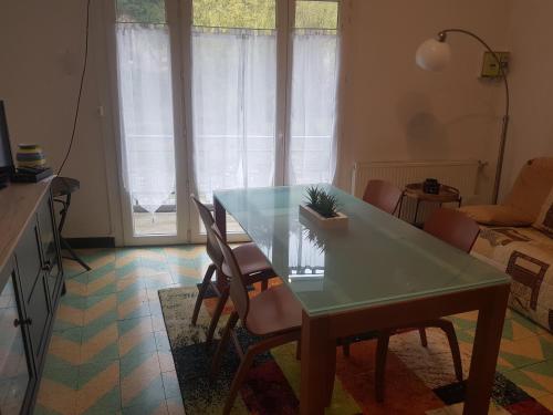 - un salon avec une table et des chaises dans l'établissement Les Pieds dans l'eau, à Avène