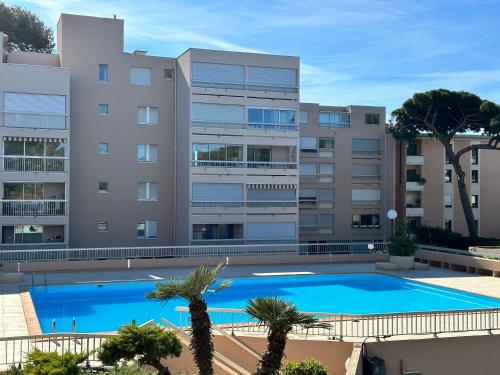 HYEBOUG Appartement pour 4 personnes dans résidence avec piscine situé sur le port d'Hyères