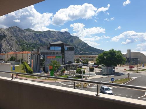 a view of a building with mountains in the background at sunny apartments near the sandy beach in Omiš