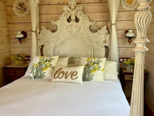sypialnia z białym łóżkiem z znakiem miłości w obiekcie Cabaña Romántica w mieście Collantres