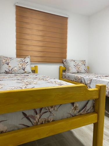 dos camas sentadas una al lado de la otra en una habitación en Bibex Komplex en Gornje Međurovo
