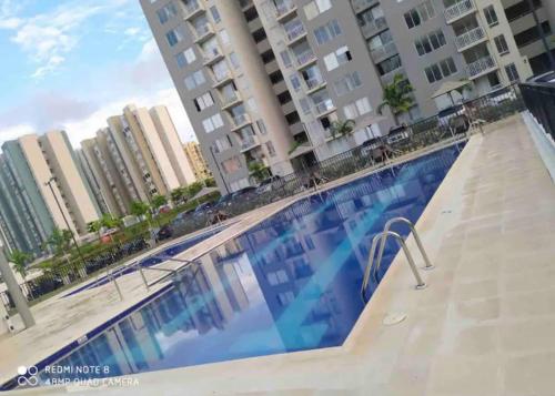 una gran piscina frente a algunos edificios en Apartamento en el Norte de Barranquilla- Amoblado, en Barranquilla