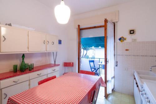 une cuisine avec une table à damiers rouge et blanc dans l'établissement Appartamento AZ, à Follonica