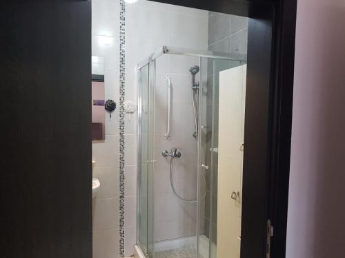 een badkamer met een glazen douchecabine bij Inessa's flat in Pieta