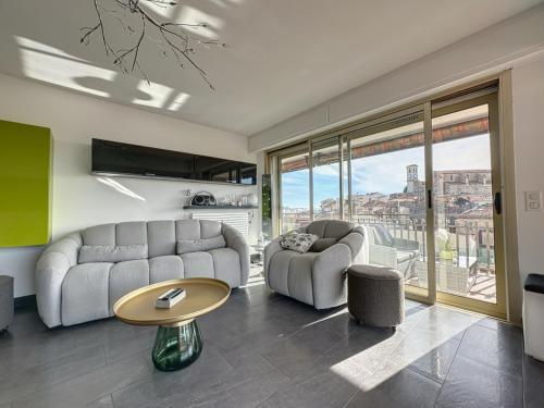 un salon avec deux canapés et une table dans l'établissement AGENCIA appartement 2 chambres au Suquet, à Cannes