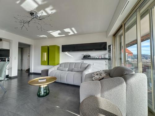 un salon avec un canapé et une table dans l'établissement AGENCIA appartement 2 chambres au Suquet, à Cannes