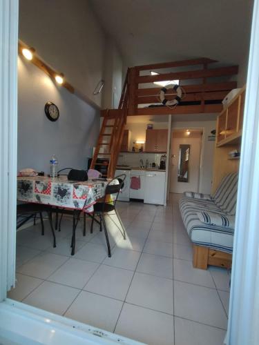 Il comprend un salon avec une table à manger et une cuisine. dans l'établissement Studio La fermette d'eden 2 personnes, à Saint-Jean-de-Monts