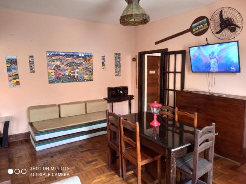 ein Wohnzimmer mit einem Tisch und einem Sofa in der Unterkunft Pousada San Salvador in Salvador