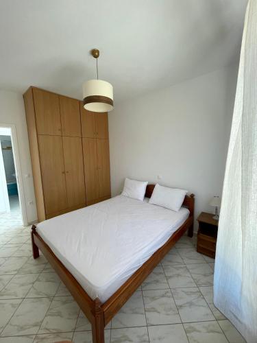 um quarto com uma cama com um colchão branco em Palamari Skyros em Skiros