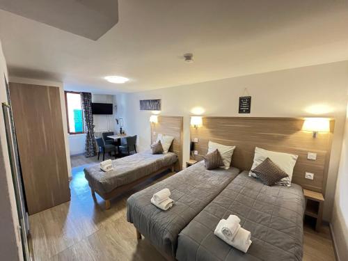 Katil atau katil-katil dalam bilik di Hôtel Du Cheval Blanc Barcelonnette