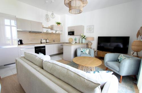 un salon avec un canapé et une cuisine dans l'établissement Cristal3 ~ Superbe appartement proche Disneyland, à Serris