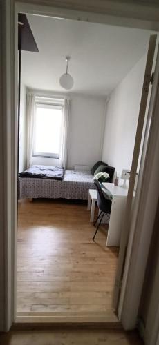 Habitación con cama, escritorio y ventana. en preeti singh, en Copenhague