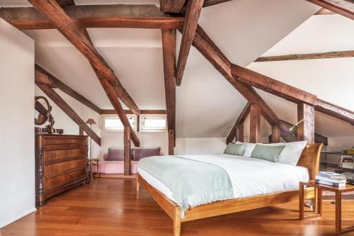 een slaapkamer met een groot bed en houten balken bij Santa Giustina Palace R&R in Venetië