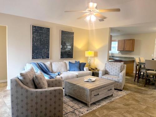 een woonkamer met een bank, stoelen en een tafel bij Entire home in Foley, Alabama, United States in Foley