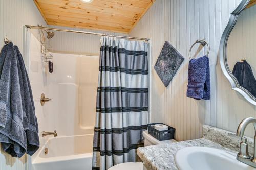 uma casa de banho com uma cortina de chuveiro e um lavatório em Remote Work-Friendly New Albany Home 5 Mi to Dtwn! em New Albany