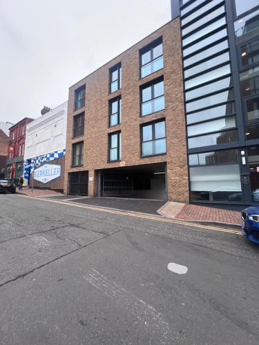 an empty street in front of a brick building at Luxe Heights Nest in Birmingham