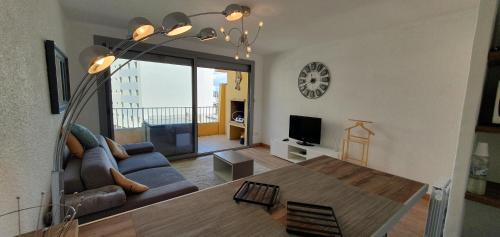een woonkamer met een bank en een tafel bij Canet au calme vue port in Thuir