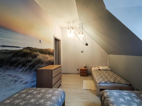 Pokój z dwoma łóżkami i zegarem na ścianie w obiekcie Apartament II Gdańsk - Apartamenty w Górach i nad Morzem w Gdańsku
