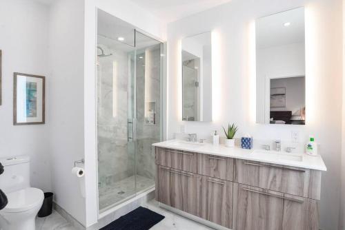 La salle de bains est pourvue d'une douche, d'un lavabo et de toilettes. dans l'établissement Luxury Resort Villa in Muskoka, à Gravenhurst