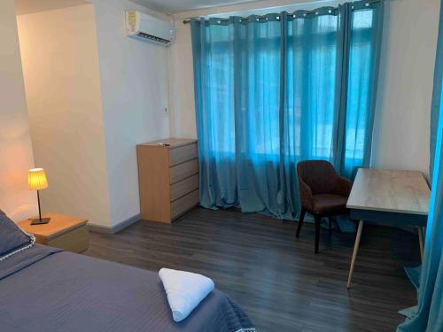 1 dormitorio con cama, escritorio y escritorio en Villa Maria en Puerto España