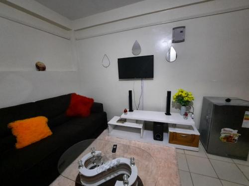 ein Wohnzimmer mit einem Sofa und einem TV in der Unterkunft Ranja's place 