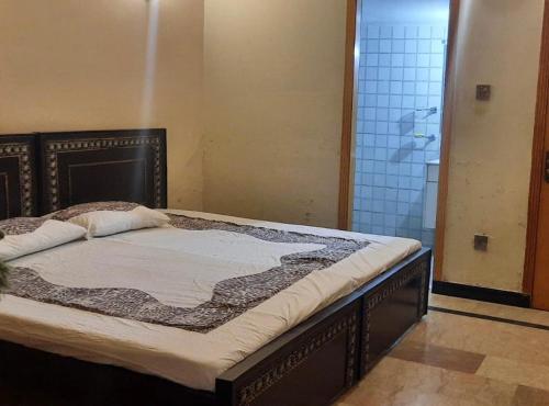 uma cama grande na casa de banho com chuveiro em Room Stylish 1BHK em Islamabad