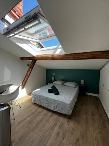- une chambre avec un lit et un plafond voûté dans l'établissement Charmant T2 au coeur de Toulouse quartier Carmes/Esquirol, à Toulouse