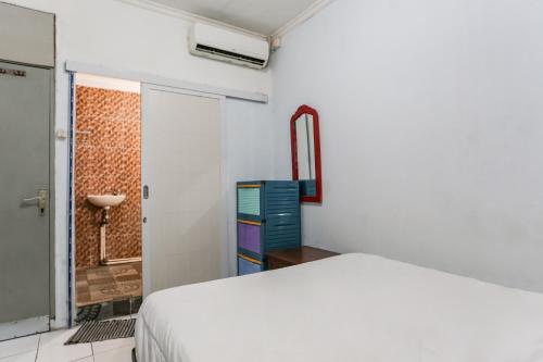 Кровать или кровати в номере SPOT ON 93515 Pulo Gebang Guest House
