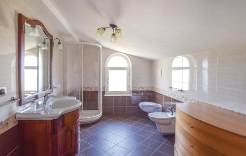 - Baño con 2 lavabos y 2 aseos en Villa Martino, en Cassano Jonio