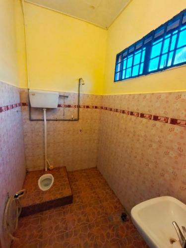 a bathroom with a sink and a toilet in it at Inapan Salsabila in Jitra