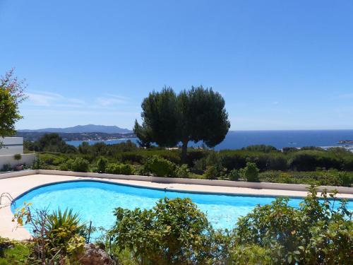 een zwembad met uitzicht op de oceaan bij Design Apartment - Pool, Large Terrace and Panoramic Views of Mediterranean in Bandol