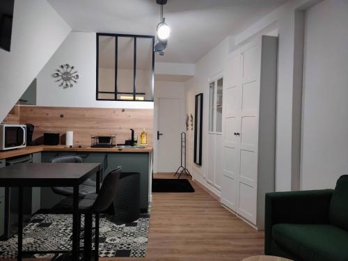 Il comprend une cuisine et un salon avec une table. dans l'établissement Très beau studio quartier Cathédrale bord de Loire, à Tours