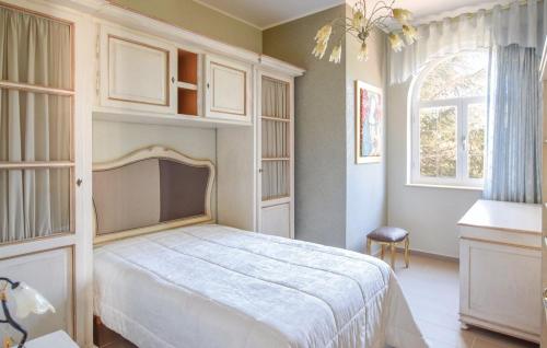 Un dormitorio con una cama grande y una ventana en Villa Martino en Cassano al Ionio