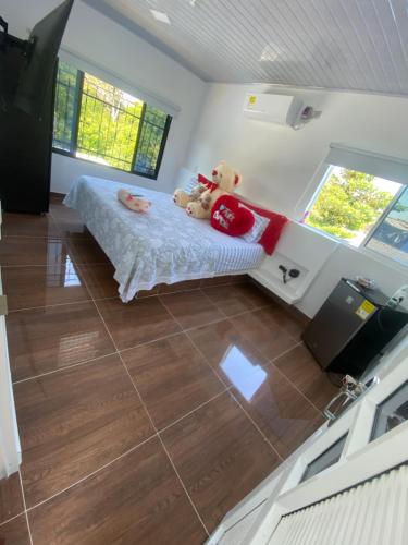un dormitorio con dos ositos de peluche sentados en una cama en HOTEL LA CANCHITA, en Puerto Triunfo