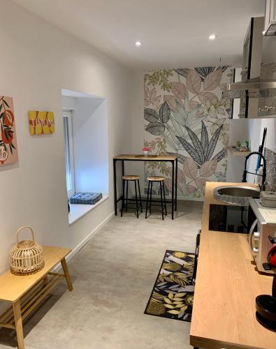une cuisine avec une table et une salle à manger dans l'établissement Chez SOPHIE, logement avec jacuzzi et salle cinéma, à Altviller