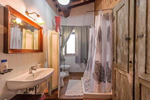 a bathroom with a sink and a toilet and a shower at Il Saragio in Abbadia di Montepulciano