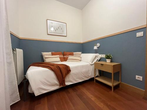 ein Schlafzimmer mit einem großen Bett mit blauer Wand in der Unterkunft Old Town Core next to Plaza Nueva in Bilbao