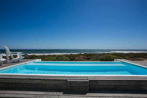 Bazén v ubytování Pearl Bay Beach Home nebo v jeho okolí