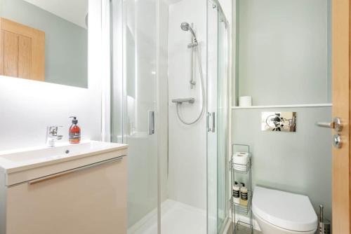 a bathroom with a shower and a toilet and a sink at Argyle Rigg - Central Elegant Townhouse - Balcony in St. Andrews