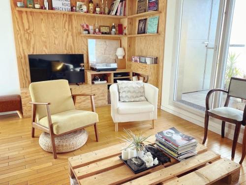 un salon avec deux chaises et une table basse dans l'établissement Appartement idéal JO à 10 min de Paris (metro 14), à Saint-Ouen