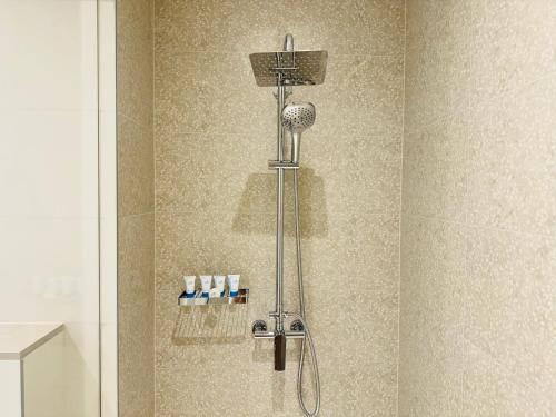 uma casa de banho com uma cabeça de chuveiro em Luxury Brand New 2 Br Apartment In La View -jbr em Dubai
