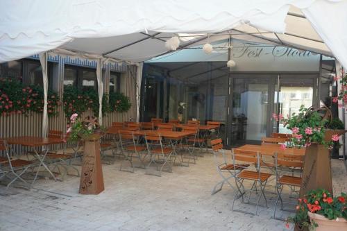 a group of tables and chairs under an umbrella at Gasthaus Rotes Ross in Eckental