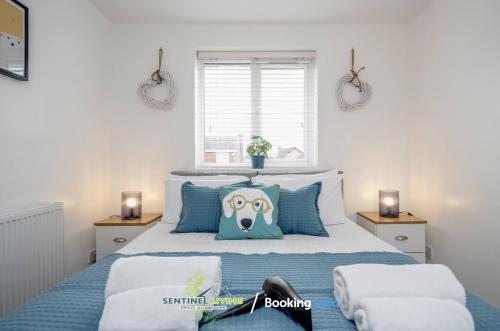 เตียงในห้องที่ 5 Bed House By Sentinel Living Short Lets & Serviced Accommodation Windsor Ascot Maidenhead With Free WiFi & Garden