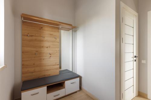 Zimmer mit einem Schrank mit einer Holzwand in der Unterkunft Таун Terrasa 2floors in Czernowitz