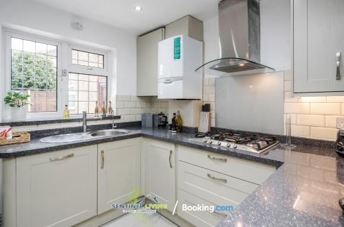 Gallery image of 5 Bed House By Sentinel Living Short Lets & Serviced Accommodation Windsor Ascot Maidenhead With Free WiFi & Garden in White Waltham