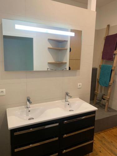 une salle de bain avec un lavabo blanc et un miroir dans l'établissement L'Élégance du Midi - climatisation réversible, à Toulouse