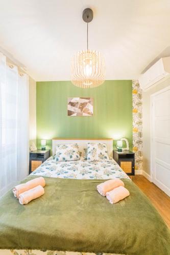 une chambre avec un grand lit avec deux oreillers dans l'établissement #Le Sémard - F2 avec 5 couchages, double salon, et terrasse couverte, à Brive-la-Gaillarde