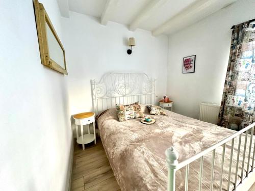 a bedroom with a white bed in a room at Pensiunea Grădina Ascunsa in Bughea de Jos