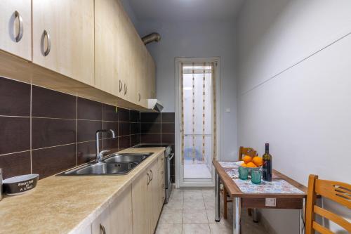 eine Küche mit Spüle und einem Tisch mit Orangen in der Unterkunft Lemon Tree House in Iraklio